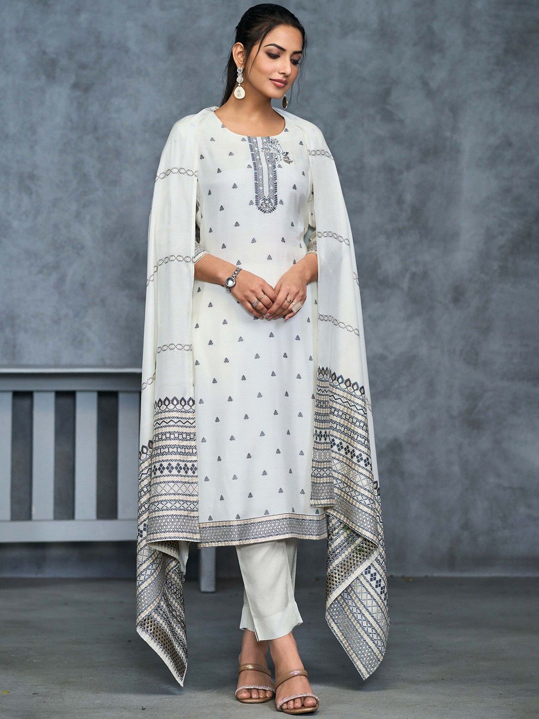 Label khoj pure embroideryjacqured kurta set