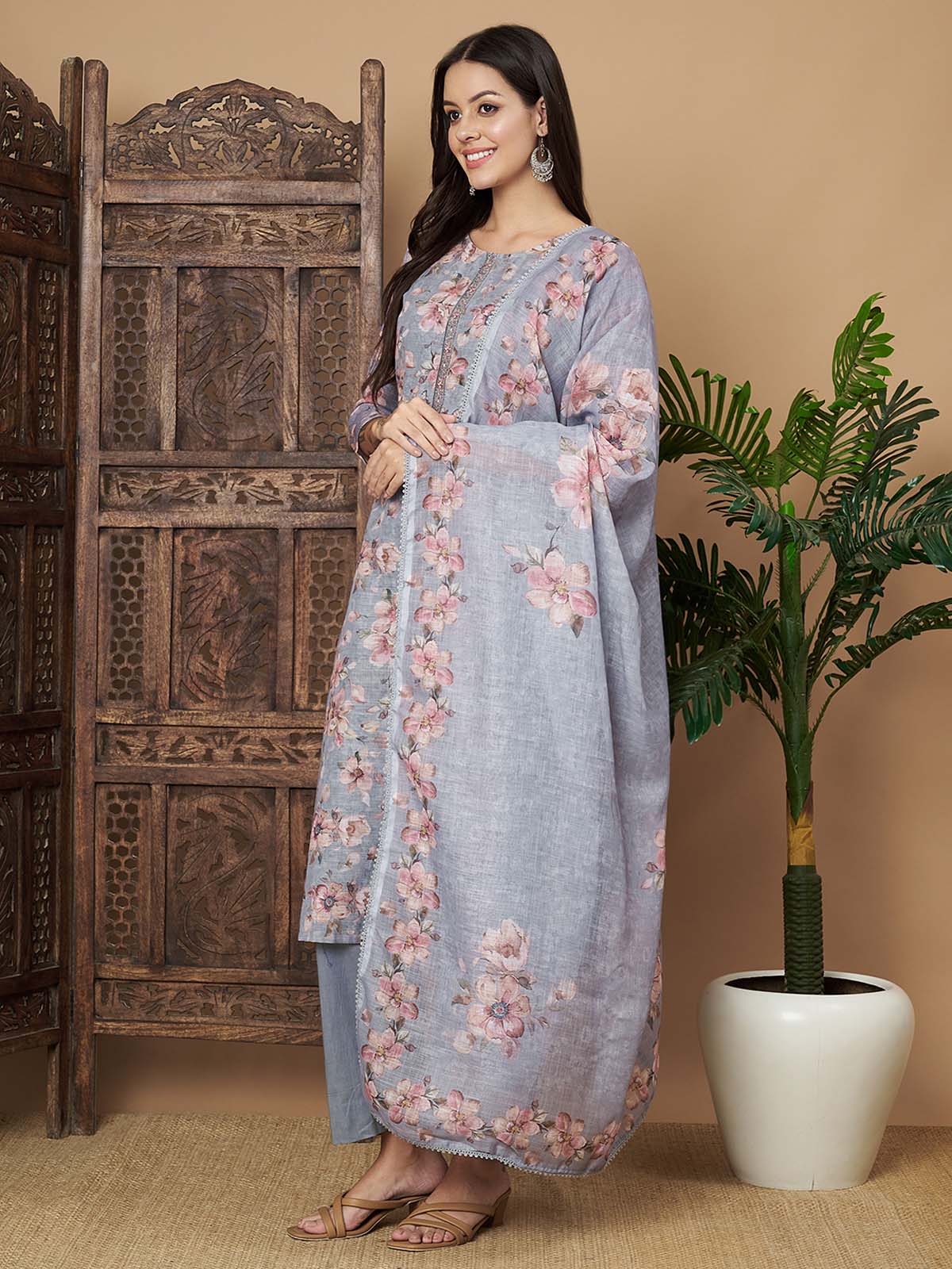 Label khoj lilen kurta , trouser and dupptta set
