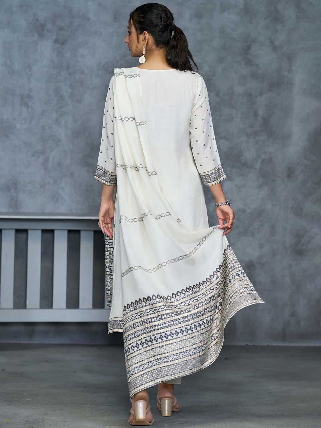 Label khoj pure embroideryjacqured kurta set